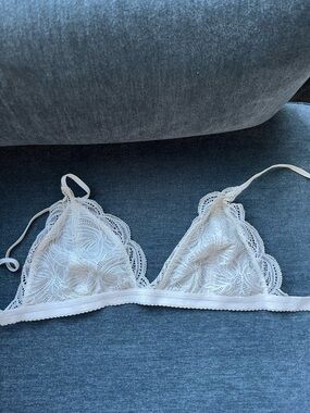 Aritzia lace Triangle Bralette in white